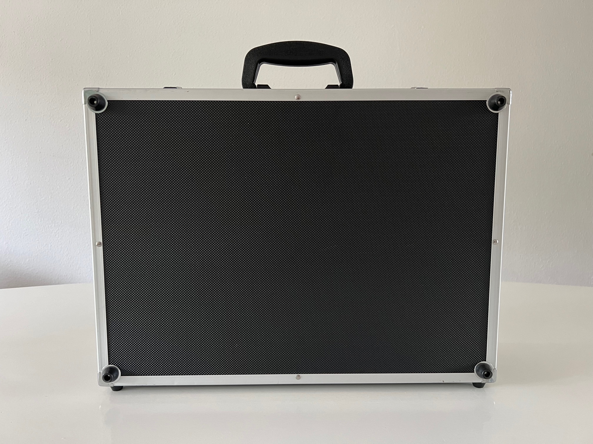 Een Vergaderkoffer B1 XL zwart met felxibele vakkenindeling koop je bij Vergaderkoffers.nl