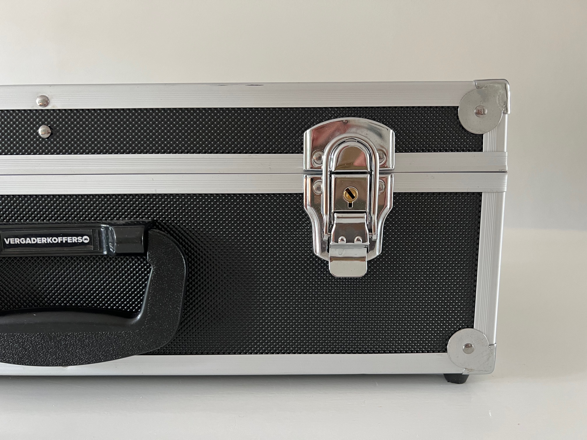 Een Vergaderkoffer B1 XL zwart met felxibele vakkenindeling koop je bij Vergaderkoffers.nl